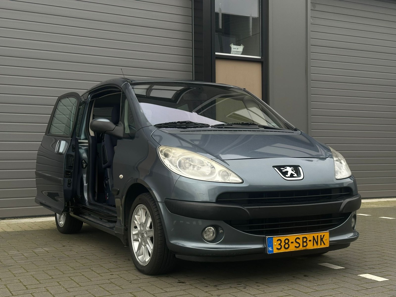 Peugeot 1007 1.4 75 PK Automaat Elek ramen Elek deuren Airco