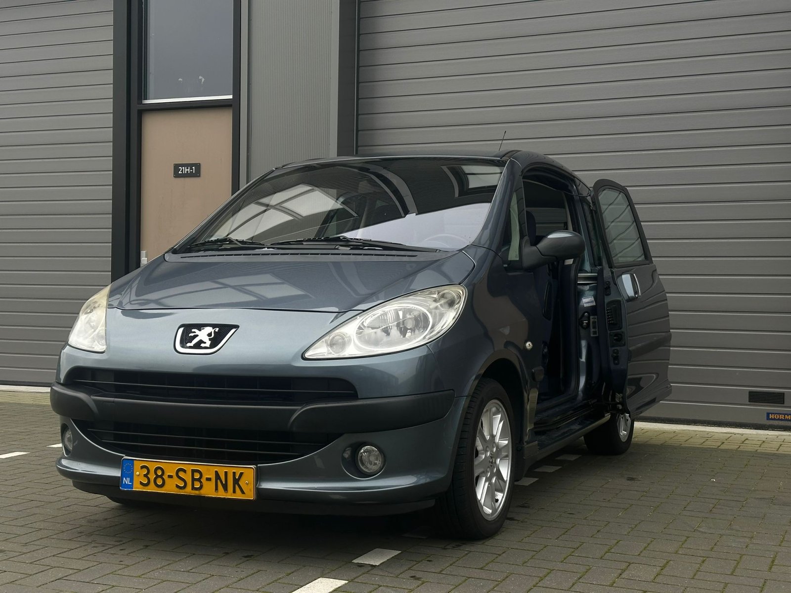 Peugeot 1007 1.4 75 PK Automaat Elek ramen Elek deuren Airco